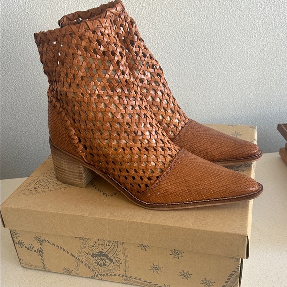 Free People Brown Woven Ankle Booties Size 39 New in Box Never Worn - Picture 2 of 8
